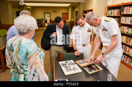 MEMPHIS, Tennessee (9 mai 2017) Arrière Adm. Paul Pearigen, commandant de la médecine de la Marine à l'Ouest, l'air dans un vieux livre de l'année de sa promotion de Briarcrest Christian School avec les collègues et le personnel de l'école durant la Semaine de la Marine de Memphis. Les programmes de la Semaine de la marine a servir comme le principal effort de sensibilisation de la Marine dans des régions du pays sans une importante présence de la Marine. Banque D'Images