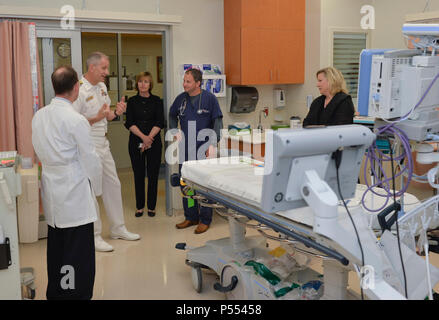 MEMPHIS, Tennessee (10 mai 2017) Arrière Adm. Paul Pearigen, commandant de la médecine de la Marine à l'Ouest, tours le service des urgences à l'Hôpital pour enfants Le Bonheur au cours de la Semaine de la Marine de Memphis. Les programmes de la Semaine de la marine servent de l'effort de diffusion principal de la Marine dans des régions du pays sans une importante présence de la Marine. Banque D'Images