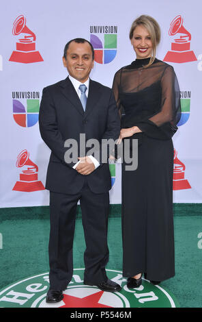 Allan Castaneda, Sandra Masias aux 12e Latin Grammy Awards à TheMandalay Bay Hotel à Las Vegas.Allan Castaneda, Sandra Masias ------------- Red Carpet Event, Vertical, USA, Cinéma, Célébrités, photographie, Bestof, Arts, Culture et divertissement, Célébrités Topix fashion / Vertical, Best of, événement dans la vie d'Hollywood, Californie - Tapis rouge et en backstage, USA, Cinéma, Célébrités, cinéma, télévision, Célébrités célébrités musique, photographie, Arts et culture, Bestof, divertissement, Topix, verticale de la famille de l'année 2011, enquête tsuni@Gamma-USA.com H Banque D'Images