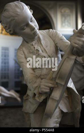 Wolfgang Amadeus Mozart (1756-1791). Compositeur autrichien. Sculpture de Mozart enfant jouant du violon par Louis-Ernest Barrias (1841-1905). Carlsberg Glyptotek Museum. Copenhague. Le Danemark. Banque D'Images