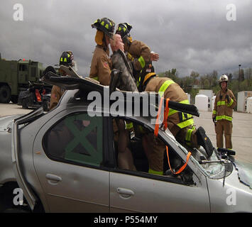 Les pompiers avec le Dakota du Sud de l'Army National Guard 216e et 451e extrait des détachements du génie un mannequin à partir d'un véhicule, comme une partie de leurs opérations annuelles de formation à proximité de Rapid City, S.D., le 9 mai 2017. Les pompiers de la 216e sont prévues à déployer en Roumanie en juillet. Banque D'Images