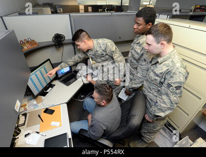 À partir de la gauche, Christian Sandoval, Airman First Class Matthieu Shanks, d'un membre de la première classe Jason Thompson et Senior Airman Andrew Brodhead, 88e Escadron d'opérations de communication connaissances SharePoint les membres de l'équipe, analyser les données sur le système SharePoint à Wright-Patterson AFB le 10 mai 2017. SharePoint est un système basé sur un nuage virtuel par lequel les employés peuvent créer des sites de partage de documents et d'informations avec des collègues, partenaires et clients. Banque D'Images