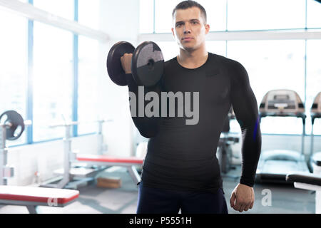 Instructeur de conditionnement physique beau posing in Banque D'Images