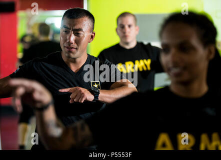 Des soldats de la réserve de l'Armée américaine à partir de la 200ème Commande de la Police militaire participer à une classe de Zumba Fitness lors d'une triade de rendement programme organisé par la commande et hébergé sur Fort Meade, Maryland, le 9 mai 2017. Le programme de remise en forme de trois semaines a eu lieu du 5-25 mai pour aider les soldats qui avaient échoué le test de condition physique ou de l'armée avait été sur la composition en lipides du corps de l'Armée de programme. Le camp est concentré sur la triade de la santé globale : la forme physique, la nutrition et le sommeil, en fournissant l'éducation et du coaching personnalisé aux soldats dans les trois phases de la vie et plus encore. Banque D'Images