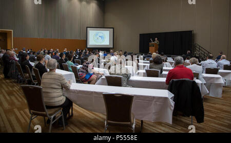 La Garde nationale de l'Alaska accueille le 7ème Forum annuel de la sécurité de l'environnement du Pacifique à Anchorage, Alaska, du 9 au 12 mai 2017. PESF, qui a été suivi par plus de 100 personnes de 24 pays, y compris l'Australie, le Japon, la Mongolie et la Corée du Sud, a présenté plusieurs thèmes : sécurité de l'environnement dans un contexte militaire, le changement climatique, la sécurité de l'eau, les déchets, l'énergie de la protection de la biodiversité, et plus encore. Les activités de coopération comme PESF contribuent à améliorer les rapports de travail entre les américaines du Pacifique et sa contrepartie militaires dans la région. Banque D'Images