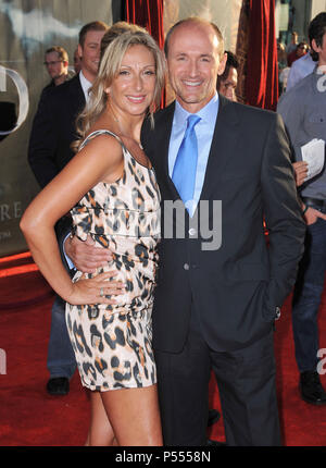 Colm Feore, donna à la première de Thor au El Capitan Theatre de Los Angeles.Colm Feore, Donna  84 ------------- Red Carpet Event, Vertical, USA, Cinéma, Célébrités, photographie, Bestof, Arts, Culture et divertissement, Célébrités Topix fashion / Vertical, Best of, événement dans la vie d'Hollywood, Californie - Tapis rouge et en backstage, USA, Cinéma, Célébrités, cinéma, télévision, Célébrités célébrités musique, photographie, Arts et culture, Bestof, divertissement, Topix, verticale de la famille de l'année 2011, enquête Mari et femme tsuni@Gamma-USA.com Banque D'Images