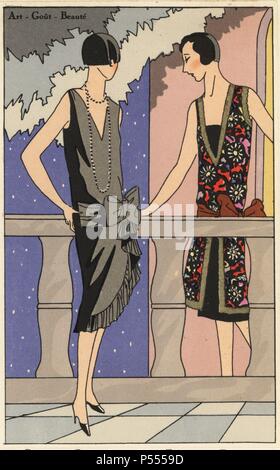 Les femmes en robes de taffetas noir de l'après-midi et crêpe imprimé boiteux. Lithographie à pochoir (stencil) handcolor du luxueux magazine de mode de "l'art, la goutte, Beaute,' 1926. Banque D'Images