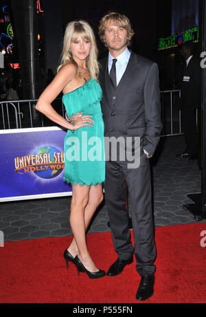 Eric Christian Olsen, fiancé Sarah Wright à la chose première à l'Universal City Walk Theatre de Los Angeles.Eric Christian Olsen, fiancé Sarah Wright  16 ------------- Red Carpet Event, Vertical, USA, Cinéma, Célébrités, photographie, Bestof, Arts, Culture et divertissement, Célébrités Topix fashion / Vertical, Best of, événement dans la vie d'Hollywood, Californie - Tapis rouge et en backstage, USA, Cinéma, Célébrités, cinéma, télévision, Célébrités célébrités musique, photographie, Arts et culture, Bestof, divertissement, Topix, verticale de la famille de l'année 2011, l'inq Banque D'Images