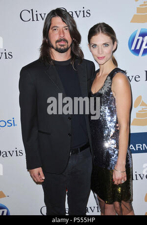 Clive Davis Pre Grammy Gala à l'hôtel Beverly Hilton à Los Angeles. Foo Fighters, Dave Grohl Foo Fighters, Dave Grohl,  28 ------------- Red Carpet Event, Vertical, USA, Cinéma, Célébrités, photographie, Bestof, Arts, Culture et divertissement, Célébrités Topix fashion / Vertical, Best of, événement dans la vie d'Hollywood, Californie - Tapis rouge et en backstage, USA, Cinéma, Célébrités, cinéma, télévision, Célébrités célébrités musique, photographie, Arts et culture, Bestof, divertissement, Topix, verticale de la famille de l'année 2011, enquête tsuni@Gamma-USA.com un mari Banque D'Images