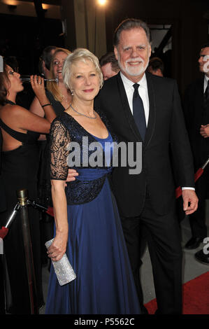 63e Congrès annuel de la DGA Awards au Kodak Theatre de Los Angeles. Helen Mirren, mari Taylor Hackford Helen Mirren, mari Taylor Hackford 087 ------------- Red Carpet Event, Vertical, USA, Cinéma, Célébrités, photographie, Bestof, Arts, Culture et divertissement, Célébrités Topix fashion / Vertical, Best of, événement dans la vie d'Hollywood, Californie - Tapis rouge et en backstage, USA, Cinéma, Célébrités, cinéma, télévision, Célébrités célébrités musique, photographie, Arts et culture, Bestof, divertissement, Topix, verticale de la famille de l'année 2011, enquête tsuni@Gamma-USA. Banque D'Images