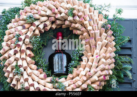 Bouchons utilisés pour faire une couronne de Noël dans la région de Colonial Williamsburg dans la couronne de la concurrence. annuel Des couronnes sont fabriquées avec des matériaux à la disposition de la colonisation. Banque D'Images