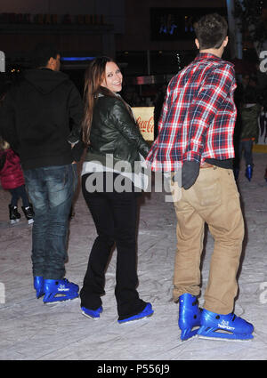 Jennifer Love Hewitt et BFR. Jarod Einsohn à Toy Story 3 sur la glace pour bénéficier l'Hôpital des enfants sur le patin à glace à Los Angeles.Jennifer Love Hewitt et BFR. Jarod Einsohn  27 ------------- Red Carpet Event, Vertical, USA, Cinéma, Célébrités, photographie, Bestof, Arts, Culture et divertissement, Célébrités Topix fashion / Vertical, Best of, événement dans la vie d'Hollywood, Californie - Tapis rouge et en backstage, USA, Cinéma, Célébrités, cinéma, télévision, Célébrités célébrités musique, photographie, Arts et culture, Bestof, divertissement, Topix, verticale de la famille Banque D'Images