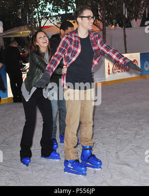 Jennifer Love Hewitt et BFR. Jarod Einsohn à Toy Story 3 sur la glace pour bénéficier l'Hôpital des enfants sur le patin à glace à Los Angeles.Jennifer Love Hewitt et BFR. Jarod Einsohn  30 ------------- Red Carpet Event, Vertical, USA, Cinéma, Célébrités, photographie, Bestof, Arts, Culture et divertissement, Célébrités Topix fashion / Vertical, Best of, événement dans la vie d'Hollywood, Californie - Tapis rouge et en backstage, USA, Cinéma, Célébrités, cinéma, télévision, Célébrités célébrités musique, photographie, Arts et culture, Bestof, divertissement, Topix, verticale de la famille Banque D'Images