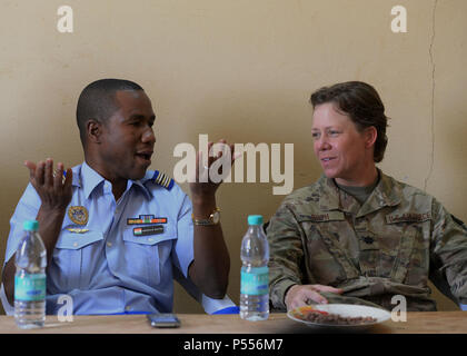 Forces Armées Nigeriennes Le Lieutenant-colonel Amadou Moctar, gauche, et le lieutenant-colonel Marlyce Roth, 724ème escadron de la base aérienne expéditionnaire, commandant de s'adonner à la conversation lors d'un déjeuner à la Base Aérienne 201 Nigériens, Niger, 10 mai 2017. Aviateurs déployés à l'EABS 724e à tous les niveaux ont la possibilité d'interagir avec les membres de l'ensemble ventilateur et maintenir le partenariat. Banque D'Images