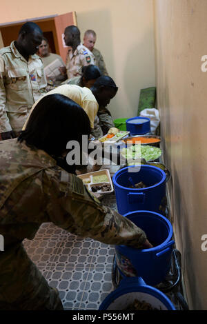 Aviateurs et membres des Forces Armées Nigeriennes servent eux-mêmes au cours d'un déjeuner à la Base Aérienne 201 Nigériens, Niger, 10 mai 2017. Le déjeuner est organisé tous les mois, les endroits entre le ventilateur et l'EABS 724e, afin de partager leurs préoccupations et d'établir des partenariats. Banque D'Images