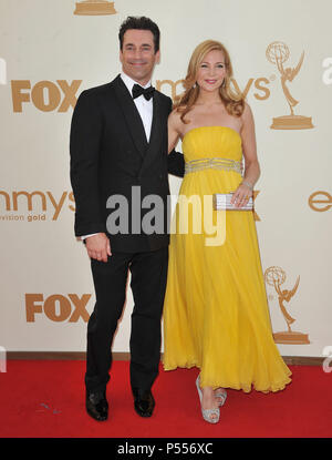 Jon Hamm, Jennifer Westfeldt arrivant à l'Emmy Awards 2011 au Nokia Theatre de Los Angeles.Jon Hamm, Jennifer Westfeldt  259 ------------- Red Carpet Event, Vertical, USA, Cinéma, Célébrités, photographie, Bestof, Arts, Culture et divertissement, Célébrités Topix fashion / Vertical, Best of, événement dans la vie d'Hollywood, Californie - Tapis rouge et en backstage, USA, Cinéma, Célébrités, cinéma, télévision, Célébrités célébrités musique, photographie, Arts et culture, Bestof, divertissement, Topix, verticale de la famille de l'année 2011, enquête tsuni@Gamma-USA.com Hus Banque D'Images