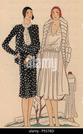 Femme en après-midi ensemble en noir à pois noir panne et chapeau cloche, et la femme en robe blanche de l'après-midi en crêpe de satin et de fourrure manteau.. Coloriée pochoir (stencil) lithographie du magazine de mode de luxe français de "l'art, la goutte, Beaute' 1928. Banque D'Images