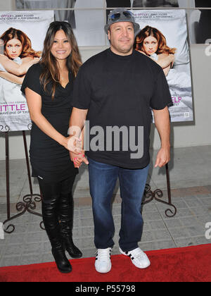 Kevin James, Steffiana de la Cruz arrivant à l 'un peu d'aide' Première au Cary Grant Theatre de Los Angeles.Kevin James, Steffiana de la Cruz  23 ------------- Red Carpet Event, Vertical, USA, Cinéma, Célébrités, photographie, Bestof, Arts, Culture et divertissement, Célébrités Topix fashion / Vertical, Best of, événement dans la vie d'Hollywood, Californie - Tapis rouge et en backstage, USA, Cinéma, Célébrités, cinéma, télévision, Célébrités célébrités musique, photographie, Arts et culture, Bestof, divertissement, Topix, verticale de la famille de l'année 2011, enquête t Banque D'Images