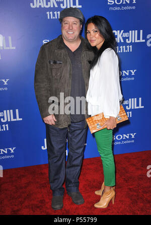 Kevin James, Steffiana De La Cruz à la Premiere de Jack et Jill à Westwood Theatre de Los Angeles.Kevin James, Steffiana De La Cruz  41 ------------- Red Carpet Event, Vertical, USA, Cinéma, Célébrités, photographie, Bestof, Arts, Culture et divertissement, Célébrités Topix fashion / Vertical, Best of, événement dans la vie d'Hollywood, Californie - Tapis rouge et en backstage, USA, Cinéma, Célébrités, cinéma, télévision, Célébrités célébrités musique, photographie, Arts et culture, Bestof, divertissement, Topix, verticale de la famille de l'année 2011, enquête tsuni@Gamma-USA.co Banque D'Images