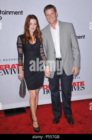 Laura Leighton, Doug savant des ménagères désespérées à la dernière saison de travail sur la voie de glycines dans Universal Studio, Los Angeles.Laura Leighton, Doug Savant  43 ------------- Red Carpet Event, Vertical, USA, Cinéma, Célébrités, photographie, Bestof, Arts, Culture et divertissement, Célébrités Topix fashion / Vertical, Best of, événement dans la vie d'Hollywood, Californie - Tapis rouge et en backstage, USA, Cinéma, Célébrités, cinéma, télévision, Célébrités célébrités musique, photographie, Arts et culture, Bestof, divertissement, Topix, verticale de la famille de l'année 2011, en Banque D'Images