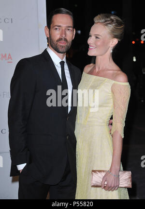 Michael Polish, Kate Bosworth au LACMA ART  + FILM inaugural des hôtes gala au Musée LACMA à Los Angeles.Michael Polish, Kate Bosworth  140 ------------- Red Carpet Event, Vertical, USA, Cinéma, Célébrités, photographie, Bestof, Arts, Culture et divertissement, Célébrités Topix fashion / Vertical, Best of, événement dans la vie d'Hollywood, Californie - Tapis rouge et en backstage, USA, Cinéma, Célébrités, cinéma, télévision, Célébrités célébrités musique, photographie, Arts et culture, Bestof, divertissement, Topix, verticale de la famille de l'année 2011, enquête tsuni@Gam Banque D'Images