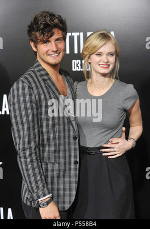 Niko Tortorella, Sara Paxton au Battle : Los Angeles Premiere au Westwood Village Theatre de Los Angeles.Niko Tortorella, Sara Paxton  62 ------------- Red Carpet Event, Vertical, USA, Cinéma, Célébrités, photographie, Bestof, Arts, Culture et divertissement, Célébrités Topix fashion / Vertical, Best of, événement dans la vie d'Hollywood, Californie - Tapis rouge et en backstage, USA, Cinéma, Célébrités, cinéma, télévision, Célébrités célébrités musique, photographie, Arts et culture, Bestof, divertissement, Topix, verticale de la famille de l'année 2011, enquête tsuni@Ga Banque D'Images