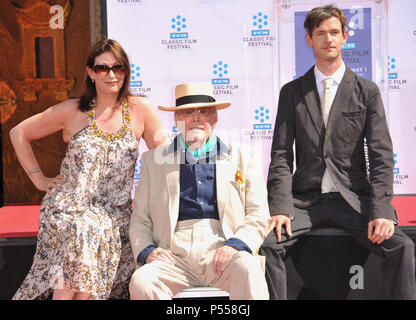 Peter O'Toole et empreintes de pas sur une main dans les ciments Chinese Theatre de Los Angeles. Peter O'Toole, sa fille Kate, son LorcanPeter O'Toole, sa fille Kate, fils Lorcan  16 ------------- Red Carpet Event, Vertical, USA, Cinéma, Célébrités, photographie, Bestof, Arts, Culture et divertissement, Célébrités Topix fashion / Vertical, Best of, événement dans la vie d'Hollywood, Californie - Tapis rouge et en backstage, USA, Cinéma, Célébrités, cinéma, télévision, Célébrités célébrités musique, photographie, Arts et culture, Bestof, divertissement, Topix, verticale de la famille de l'année , Banque D'Images