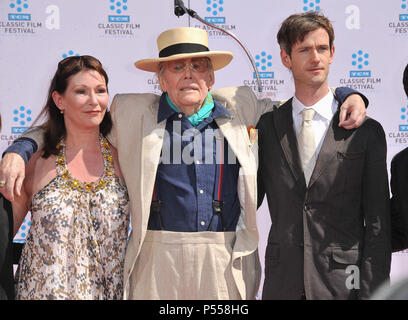 Peter O'Toole et empreintes de pas sur une main dans les ciments Chinese Theatre de Los Angeles. Peter O'Toole, sa fille Kate, son LorcanPeter O'Toole, sa fille Kate, fils Lorcan  26 ------------- Red Carpet Event, Vertical, USA, Cinéma, Célébrités, photographie, Bestof, Arts, Culture et divertissement, Célébrités Topix fashion / Vertical, Best of, événement dans la vie d'Hollywood, Californie - Tapis rouge et en backstage, USA, Cinéma, Célébrités, cinéma, télévision, Célébrités célébrités musique, photographie, Arts et culture, Bestof, divertissement, Topix, verticale de la famille de l'année , Banque D'Images