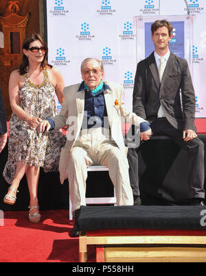 Peter O'Toole et empreintes de pas sur une main dans les ciments Chinese Theatre de Los Angeles. Peter O'Toole, sa fille Kate, son LorcanPeter O'Toole, sa fille Kate, fils Lorcan  36 ------------- Red Carpet Event, Vertical, USA, Cinéma, Célébrités, photographie, Bestof, Arts, Culture et divertissement, Célébrités Topix fashion / Vertical, Best of, événement dans la vie d'Hollywood, Californie - Tapis rouge et en backstage, USA, Cinéma, Célébrités, cinéma, télévision, Célébrités célébrités musique, photographie, Arts et culture, Bestof, divertissement, Topix, verticale de la famille de l'année , Banque D'Images