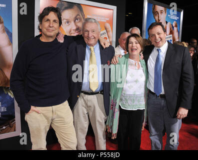 Peter, Bobby Farrelly, les parents à la salle Note de première à l'Arclight Theatre de Los Angeles.Peter, Bobby Farrelly,  59 parents ------------- Red Carpet Event, Vertical, USA, Cinéma, Célébrités, photographie, Bestof, Arts, Culture et divertissement, Célébrités Topix fashion / Vertical, Best of, événement dans la vie d'Hollywood, Californie - Tapis rouge et en backstage, USA, Cinéma, Célébrités, cinéma, télévision, Célébrités célébrités musique, photographie, Arts et culture, Bestof, divertissement, Topix, verticale de la famille de l'année 2011, enquête tsuni@Gamma-USA.com Husb Banque D'Images