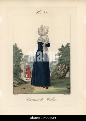 Femme en costume de Bolbec. Dans Tradeswoman robe dentelle bleu, châle et bonnet. Bolbec est une ville sept lieues du Havre avec une population de 5 500. À la main, gravure de mode illustration par Lante gravée par Gatine de Louis-Marie Lante's 'Costumes des femmes du Pays de Caux,' 1827/1885. Avec leurs grands chapeaux dentelle alsacienne, les femmes de Caux et de Normandie ont été célèbre pour l'élégance et le style. Banque D'Images