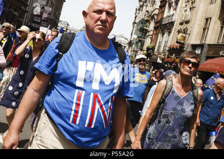 Londres, Royaume-Uni. 23 Juin, 2018. Une démonstratrice vu portant un ''Je suis'' en T-shirt pendant la marche.les manifestants pro-UE par dizaines de milliers comme l'inondation Whitehall 'March pour un vote du peuple" à la tête de la courte distance de Pall Mall à la place du Parlement. La marche a été organisée par la campagne à appeler pour les termes de l'UK est un Brexit s'occuper d'être mis devant le peuple britannique, sous la forme d'un vote public. Exactement deux ans se sont maintenant écoulés depuis la division profondément référendum sur l'adhésion à l'UE, avec le pays en raison de quitter l'union en mars 2019. (Crédit Image : © Davi Banque D'Images