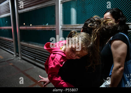 Brownsville, Texas, USA. 24 Juin, 2018. Paola, 18 ans, une femme du Honduras, et son bébé, carol 2, arrive dimanche soir au pont reliant Matamoros, Mexique à Brownsville, Texas, la dernière partie d'un parcours qui a commencé il y a deux mois, dans Tegusigalpa, au Honduras. Comme l'administration d'Atout brouillées pour faire face à une crise de l'immigration à la frontière, un flux continu de migrants arrivent chaque jour. Credit : Miguel Juarez Lugo/ZUMA/Alamy Fil Live News Banque D'Images