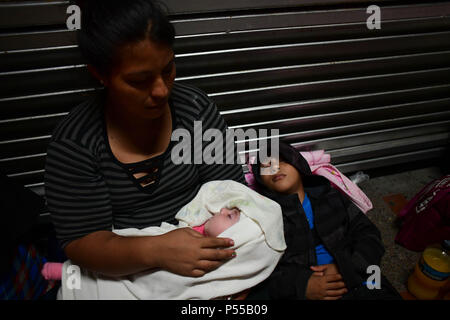 Brownsville, Texas, USA. 24 Juin, 2018. Cristina, 27 ans, femme du Honduras, ses deux mois bébé Naomi et todler Manuel, arrivée le dimanche soir au pont reliant Matamoros, Mexique à Brownsville, Texas, la dernière partie d'un parcours qui a commencé il y a deux mois à San Pedro Sula, au Honduras. Comme l'administration d'Atout brouillées pour faire face à une crise de l'immigration à la frontière, un flux continu de migrants arrivent chaque jour. Credit : Miguel Juarez Lugo/ZUMA/Alamy Fil Live News Banque D'Images