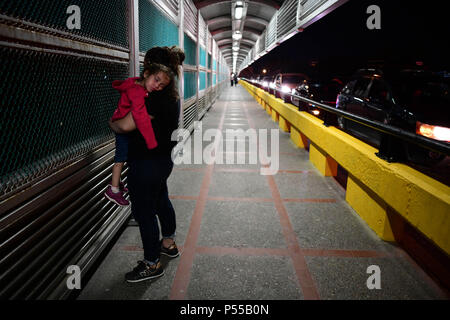 Brownsville, Texas, USA. 24 Juin, 2018. Paola, 18 ans, une femme du Honduras, et son bébé, carol 2, arrivée le dimanche soir au pont reliant Matamoros, Mexique à Brownsville, Texas, la dernière partie d'un parcours qui a commencé il y a deux mois, dans Tegusigalpa, au Honduras. Comme l'administration d'Atout brouillées pour faire face à une crise de l'immigration à la frontière, un flux continu de migrants arrivent chaque jour. Credit : Miguel Juarez Lugo/ZUMA/Alamy Fil Live News Banque D'Images