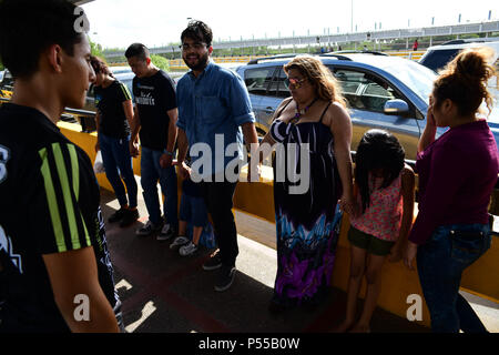 Brownsville, Texas, USA. 24 Juin, 2018. Une femme nommée Irène, du Honduras qui ont refusé de lui donner son nom de famille ainsi que ses filles Alondra, 15, et Valentina, 9 partager une prière avec un groupe religieux qui attendent sur le côté mexicain de la frontière des États-Unis il à demander asile. Plus tard, ils ont été admis. Credit : Miguel Juarez Lugo/ZUMA/Alamy Fil Live News Banque D'Images