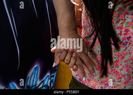 Brownsville, Texas, USA. 24 Juin, 2018. Une femme nommée Irène, du Honduras qui ont refusé de lui donner son nom de famille ainsi que ses filles Alondra, 15, et Valentina, 9 partager une prière avec un groupe religieux qui attendent sur le côté mexicain de la frontière des États-Unis il à demander asile. Plus tard, ils ont été admis. Credit : Miguel Juarez Lugo/ZUMA/Alamy Fil Live News Banque D'Images