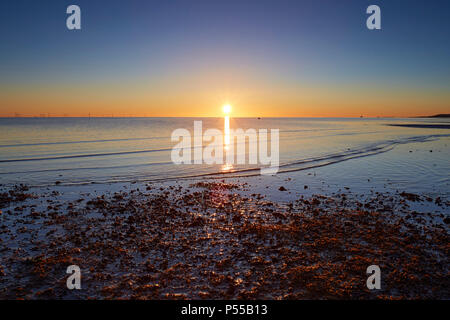 Whitstable, Kent, UK. 25 Juin 2018 : la météo. Un magnifique lever du soleil à Whitstable annonce une journée chaude et ensoleillée. Les températures pour la semaine prochaine sont mis à grimper à 30 degrés C dans certaines parties du pays et les gens sont sûrs de la tête à la mer pour profiter de la chaleur. Credit : Alan Payton/Alamy Live News Banque D'Images