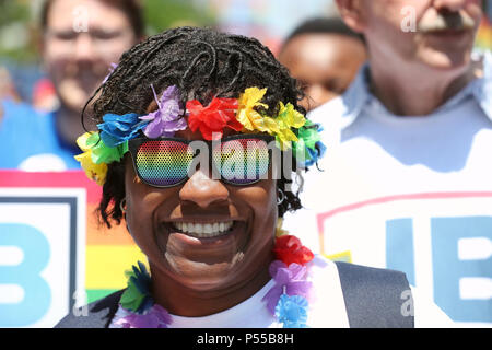 Chicago, USA. 24 Juin, 2018. Les gens participent à la 49e Assemblée Chicago Pride Parade à Chicago, aux États-Unis, le 24 juin 2018. Credit : Wang Ping/Xinhua/Alamy Live News Banque D'Images