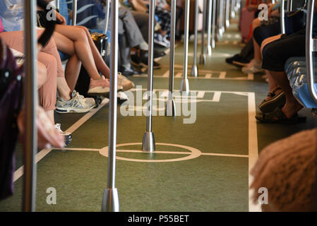 Nanjin, Nanjin, Chine. 24 Juin, 2018. Nanjing, Chine 24 juin 2018 : Coupe du Monde de la rame de métro à thème peut être vu à Nanjing, Jiangsu Province de Chine orientale. Crédit : SIPA Asie/ZUMA/Alamy Fil Live News Banque D'Images