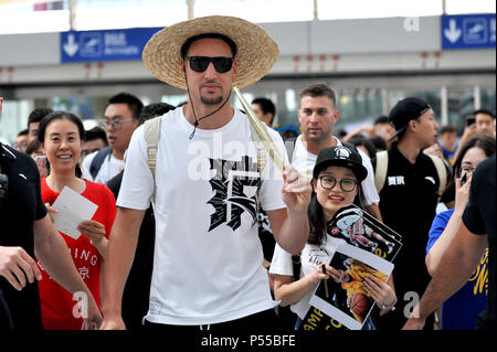 De Pékin, Pékin, Chine. 23 Juin, 2018. Beijing, Chine 23 juin 2018 : joueur américain professionnel de basket-ball Klay Thompson présente à l'aéroport de Pékin. Crédit : SIPA Asie/ZUMA/Alamy Fil Live News Banque D'Images