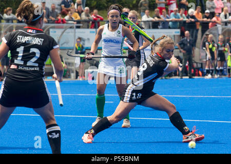 Velbert, Allemagne. 24 Juin, 2018. Lisa ALTENBURG (GER, mi.) en action sur la balle, tourné vers l'objectif. Le Hockey, DHB, Women's National Team, trois nations, Tournoi de préparation de la Coupe du Monde, Allemagne, Laenderspiel (GER) - Irlande (IRL), 3 : 0, le 24.06.2018 à Velbert/Allemagne. Utilisation dans le monde entier | Credit : dpa/Alamy Live News Banque D'Images