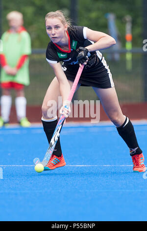 Velbert, Allemagne. 24 Juin, 2018. Elisa tombe (tombe) (GER, mi.) en simple action sur la balle. Le Hockey, DHB, Women's National Team, trois nations, Tournoi de préparation de la Coupe du Monde, Allemagne, Laenderspiel (GER) - Irlande (IRL), 3 : 0, 24.06 .2018 En Velbert/Allemagne. Utilisation dans le monde entier | Credit : dpa/Alamy Live News Banque D'Images