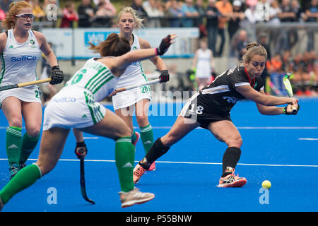 Velbert, Allemagne. 24 Juin, 2018. Lisa ALTENBURG (GER, mi.) en action sur la balle, tourné vers l'objectif. Le Hockey, DHB, Women's National Team, trois nations, Tournoi de préparation de la Coupe du Monde, Allemagne, Laenderspiel (GER) - Irlande (IRL), 3 : 0, le 24.06.2018 à Velbert/Allemagne. Utilisation dans le monde entier | Credit : dpa/Alamy Live News Banque D'Images