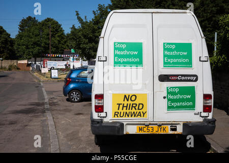 Harmondsworth, UK. 25 juin 2018. Un véhicule avec des signes de campagne contre l'expansion d'Heathrow au coeur de village d'Harmondsworth. Une grande partie de la ville historique d'Harmondsworth village serait détruit si une 3ème piste soit construit à l'aéroport de Heathrow. Vote des députés à la Chambre des communes ce soir d'approuver ou non l'expansion d'Heathrow. Credit : Mark Kerrison/Alamy Live News Banque D'Images