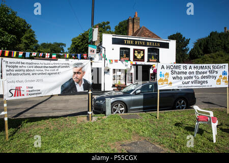 Harmondsworth, UK. 25 juin 2018. Des banderoles contre l'expansion d'Heathrow, dont un éloge de l'ancien ministre Greg mains de sa démission, sur le livre vert en plein coeur de village d'Harmondsworth. Une grande partie de la ville historique d'Harmondsworth village serait détruit si une 3ème piste soit construit à l'aéroport de Heathrow. Vote des députés à la Chambre des communes ce soir d'approuver ou non l'expansion d'Heathrow. Credit : Mark Kerrison/Alamy Live News Banque D'Images