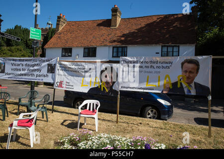 Harmondsworth, UK. 25 juin 2018. Des banderoles contre l'expansion d'Heathrow, dont un éloge de l'ancien ministre Greg mains de sa démission, sur le livre vert en plein coeur de village d'Harmondsworth. Une grande partie de la ville historique d'Harmondsworth village serait détruit si une 3ème piste soit construit à l'aéroport de Heathrow. Vote des députés à la Chambre des communes ce soir d'approuver ou non l'expansion d'Heathrow. Credit : Mark Kerrison/Alamy Live News Banque D'Images