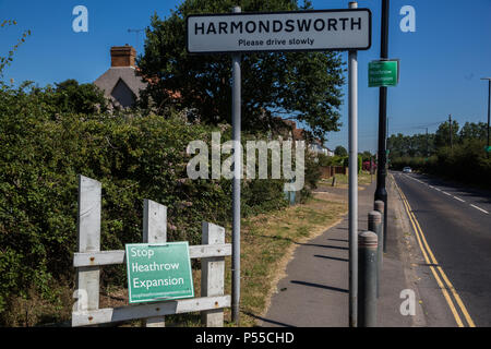 Harmondsworth, UK. 25 juin 2018. Signes contre l'expansion d'Heathrow à Harmondsworth village. Une grande partie de la ville historique d'Harmondsworth village serait détruit si une 3ème piste soit construit à l'aéroport de Heathrow. Vote des députés à la Chambre des communes ce soir d'approuver ou non l'expansion d'Heathrow. Credit : Mark Kerrison/Alamy Live News Banque D'Images