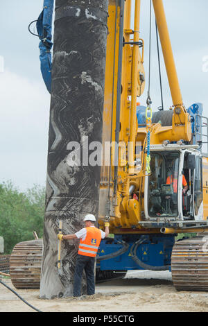 19 juin 2018, l'Allemagne, l'Tribsees : une entreprise conjointe par deux grandes entreprises de construction travaillant sur la base d'un pont de fortune sur le site de construction de l'autoroute A20 (vue aérienne avec un drone). Le coût total de la construction de la passerelle de fortune à un montant total de 51,3 millions d'euros selon le ministre des Transports Pegel, dont 31 millions sont affectés à la fondation travaille. Un total de 232 pilon - d'un diamètre de 1,2 mètres et une longueur moyenne de 24 mètres - sont nécessaires pour la construction. A près de 100 mètres de long tronçon de la A20 a coulé dans la zone marécageuse gr Banque D'Images