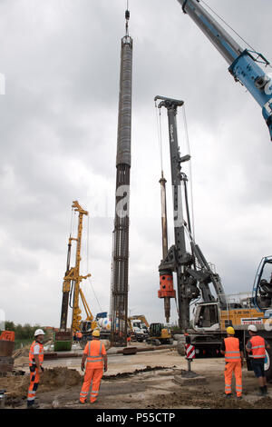 19 juin 2018, l'Allemagne, l'Tribsees : une entreprise conjointe par deux grandes entreprises de construction travaillant sur la base d'un pont de fortune sur le site de construction de l'autoroute A20 (vue aérienne avec un drone). Le coût total de la construction de la passerelle de fortune à un montant total de 51,3 millions d'euros selon le ministre des Transports Pegel, dont 31 millions sont affectés à la fondation travaille. Un total de 232 pilon - d'un diamètre de 1,2 mètres et une longueur moyenne de 24 mètres - sont nécessaires pour la construction. A près de 100 mètres de long tronçon de la A20 a coulé dans la zone marécageuse gr Banque D'Images